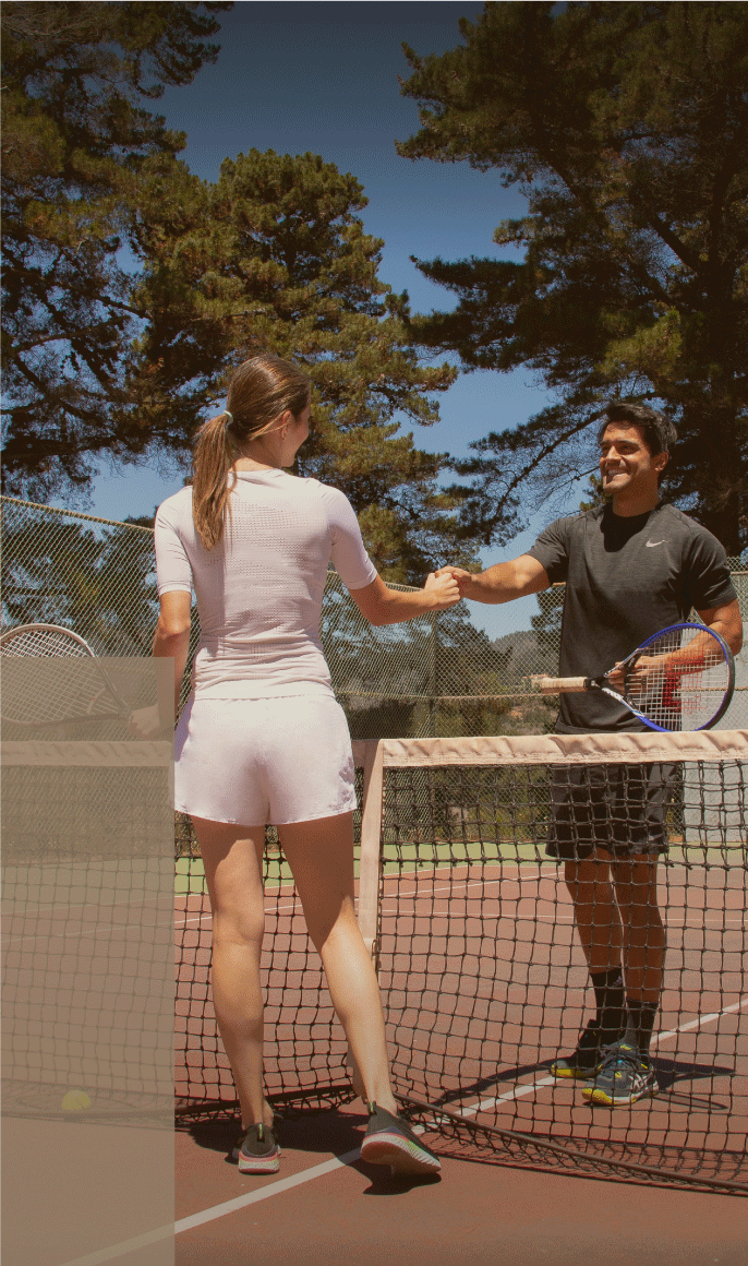 pareja jugadores de tenis celebrando en cancha de tenis del club de golf santa augusta