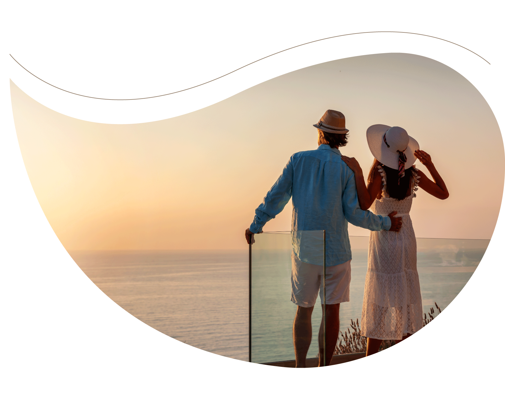 pareja viendo atardecer con vista al mar